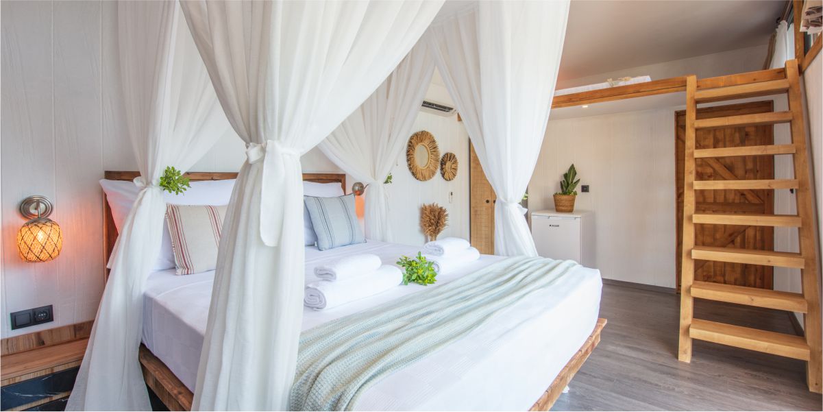 Under the sandalwood trees of thousands of years, our rooms, each more beautiful than the other, are waiting for their guests